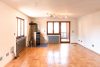 Großzügige und helle 5-Zimmer-Maisonette in Wehr - Der helle Wohbereich mit Ofen