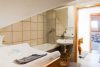 Attraktive 4-Zimmer-DG-Wohnung in idyllischer Lage in Gersbach - Das innenliegende Bad